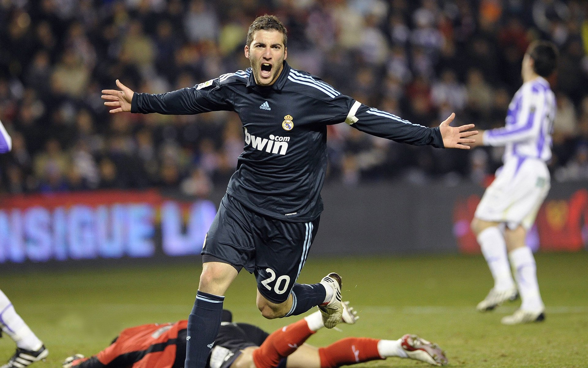 “激情现场：球迷的疯狂援助瞬间”，激情篮球