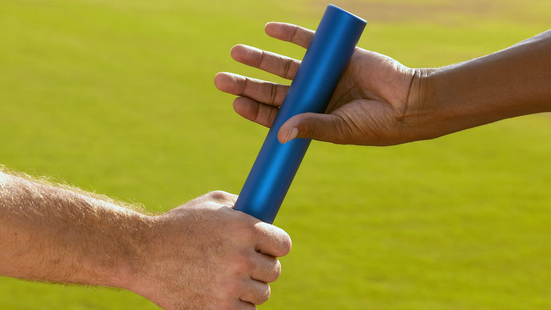 【现场疯狂】球迷狂欢夜带动比赛氛围极致，球迷欢呼视频